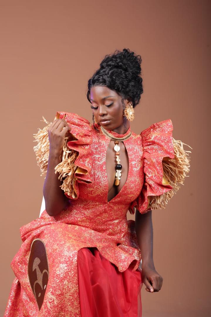 Portrait couture FEMOGA avec coiffe doree